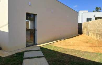 Imagem: A casa possui 2 Dormitórios, 1 Banheiro, 3 Vagas na garagem