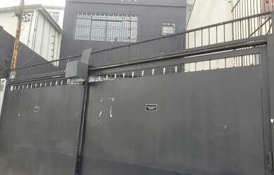 Imagem: O depósito possui 2 Vagas na garagem, 220m² de Área e está