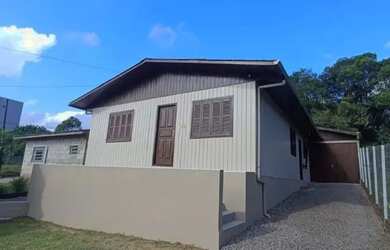 Imagem: A casa possui 4 Dormitórios, 2 Banheiros, 1 Vaga na garagem