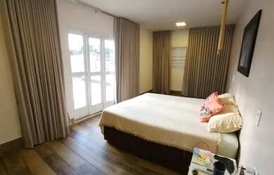 Imagem: A casa possui 4 Dormitórios, 5 Banheiros, 4 Vagas na garagem