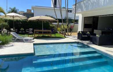 Imagem: A casa possui 5 Dormitórios, 5 Banheiros, 3 Vagas na garagem