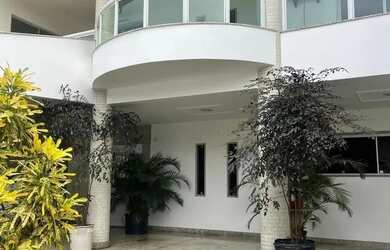 Imagem: A casa possui 5 Dormitórios, 4 Banheiros, 5 Vagas na garagem