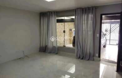 Imagem: A casa possui 3 Dormitórios, 5 Banheiros, 4 Vagas na garagem