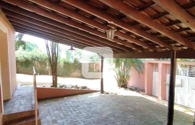 Imagem: A casa possui 4 Dormitórios, 5 Banheiros, 4 Vagas na garagem