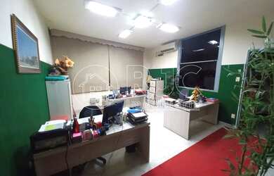 Imagem: O depósito possui 5 Vagas na garagem, 648m² de Área e está