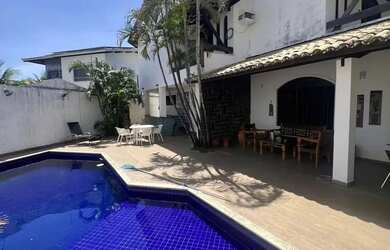 Imagem: A casa possui 5 Dormitórios, 3 Banheiros, 2 Vagas na garagem