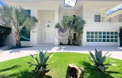 Imagem: A casa em condomínio possui 5 Dormitórios, 5 Banheiros, 730m²