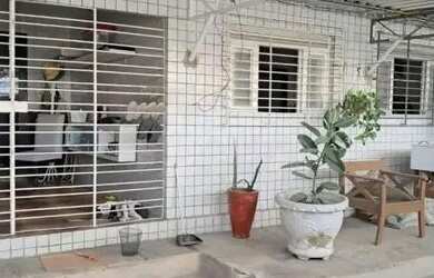 Imagem: A casa possui 3 Dormitórios, 2 Banheiros, 2 Vagas na garagem