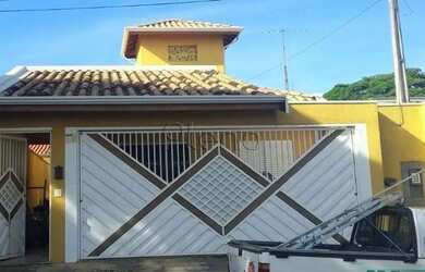 Imagem: A casa possui 3 Dormitórios, 4 Banheiros, 2 Vagas na garagem