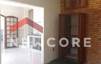 Imagem: A casa possui 2 Dormitórios, 2 Banheiros, 3 Vagas na garagem