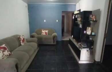 Imagem: A casa possui 4 Dormitórios, 2 Banheiros, 1 Vaga na garagem