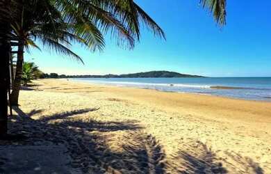 Imagem: A casa possui 4 Dormitórios, Acomodam 25 pessoas, 2 Vagas na