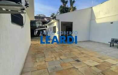 Imagem: A casa possui 4 Dormitórios, 4 Banheiros, 4 Vagas na garagem