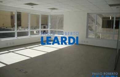 Imagem: O depósito possui 3 Vagas na garagem, 103m² de Área e está