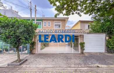 Imagem: A casa possui 3 Dormitórios, 4 Banheiros, 2 Vagas na garagem