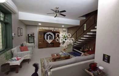 Imagem: A casa possui 4 Dormitórios, 5 Banheiros, 2 Vagas na garagem