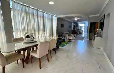 Imagem: A casa em condomínio possui 5 Dormitórios, 5 Banheiros, 4