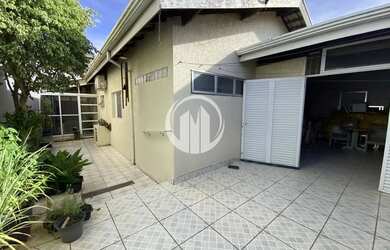 Imagem: A casa possui 3 Dormitórios, 1 Banheiro, 3 Vagas na garagem