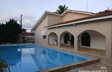 Imagem: A casa possui 3 Dormitórios, 4 Banheiros, 5 Vagas na garagem