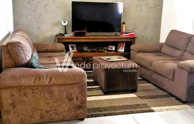 Imagem: A casa possui 3 Dormitórios, 2 Banheiros, 4 Vagas na garagem