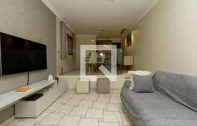 Imagem: A casa possui 3 Dormitórios, 2 Banheiros, 3 Vagas na garagem