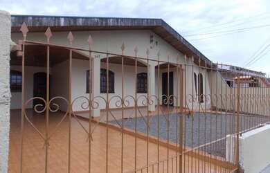 Imagem: A casa possui 4 Dormitórios, 3 Banheiros, 2 Vagas na garagem