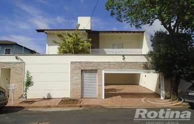 Imagem: A casa possui 4 Dormitórios, 3 Banheiros, 4 Vagas na garagem