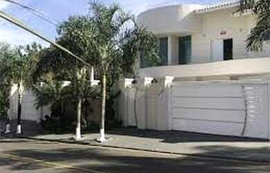 Imagem: A casa possui 4 Dormitórios, 3 Banheiros e 2 Vagas na garagem