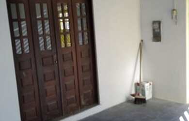 Imagem: A casa possui 3 Dormitórios, 2 Banheiros, 1 Vaga na garagem