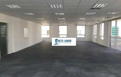 Imagem: O depósito possui 3 Vagas na garagem e 114m² de Área e está