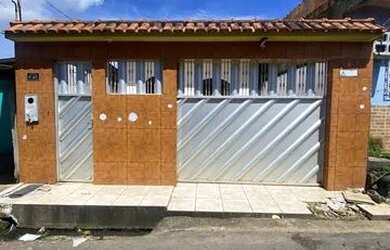 Imagem: A casa possui 2 Dormitórios, 1 Banheiro, 2 Vagas na garagem