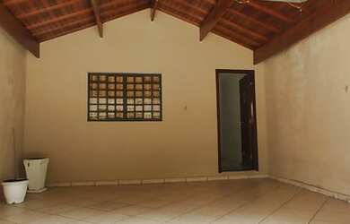 Imagem: A casa possui 2 Dormitórios, 2 Banheiros, 2 Vagas na garagem