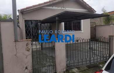 Imagem: A casa possui 3 Dormitórios, 2 Banheiros, 4 Vagas na garagem