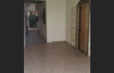 Imagem: A casa possui 2 Dormitórios, 1 Banheiro, 2 Vagas na garagem