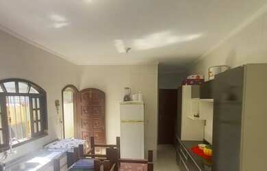 Imagem: A casa possui 2 Dormitórios, 3 Banheiros, 2 Vagas na garagem