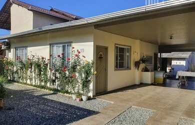 Imagem: A casa possui 4 Dormitórios, 2 Banheiros, 2 Vagas na garagem