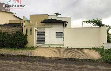 Imagem: A casa possui 3 Dormitórios, 4 Banheiros, 4 Vagas na garagem