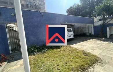 Imagem: A casa possui 3 Dormitórios, 2 Banheiros, 5 Vagas na garagem