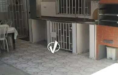 Imagem: A casa possui 2 Dormitórios, 2 Banheiros, 4 Vagas na garagem