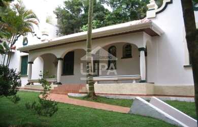 Imagem: A casa possui 4 Dormitórios, 3 Banheiros, 300m² de Área e