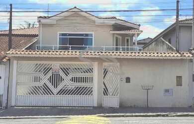 Imagem: A casa possui 3 Dormitórios, 2 Banheiros, 2 Vagas na garagem