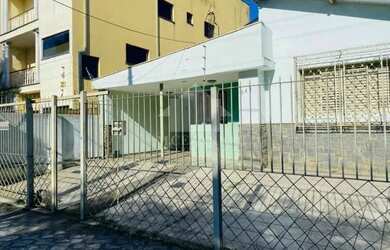 Imagem: A casa possui 4 Dormitórios, 2 Banheiros, 2 Vagas na garagem