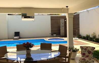 Imagem: A casa possui 5 Dormitórios, 5 Banheiros, 5 Vagas na garagem