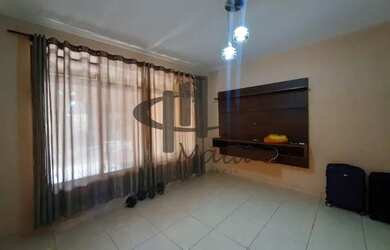 Imagem: A casa possui 3 Dormitórios, 2 Banheiros, 2 Vagas na garagem