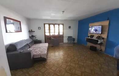 Imagem: A casa possui 4 Dormitórios, 1 Banheiro, 300m² de Área e