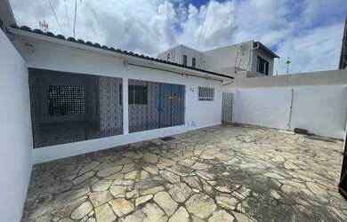 Imagem: A casa possui 3 Dormitórios, 1 Banheiro, 2 Vagas na garagem