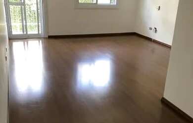 Imagem: A casa possui 4 Dormitórios, 5 Banheiros, 4 Vagas na garagem