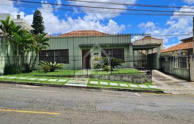 Imagem: A casa possui 4 Dormitórios, 3 Banheiros, 3 Vagas na garagem