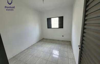 Imagem: A casa possui 3 Dormitórios, 1 Banheiro, 3 Vagas na garagem