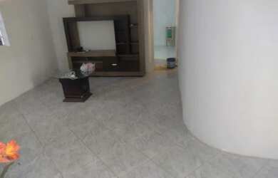 Imagem: A casa possui 2 Dormitórios, 1 Banheiro, 1 Vaga na garagem